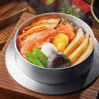 Hitsumabushi is piping hot, freshly cooked Kamameshi (rice cooked in a pot) cooked in a pot.