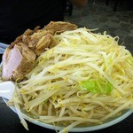らーめん 蓮 - 豚入りラーメン大盛り野菜増し（750円＋100円）野菜サイド