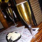 俺のイタリアン 新橋本店 - 激ウマなお通しのパルミジャーノと原価出しモエ・エ・シャンドングラス（限定１日３本）