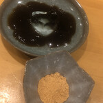 味享 - 天然の蕨生粉を黒糖水で伸ばし、奥の厨房でパッタンパッタンと手作りしたわらび餅。薬味は焦がし黄な粉