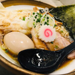 ソラノイロ ナゴヤ - 【スペシャル金のそば】1,200円
■甘みがある醤油ベースのスープ
■麺は、細めのストレート麺
■チャーシューは、鶏と豚の2種類
■ワンタンは、海老と豚の2種類