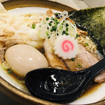 ソラノイロ ナゴヤ - 【スペシャル金のそば】1,200円
■甘みがある醤油ベースのスープ
■麺は、細めのストレート麺
■チャーシューは、鶏と豚の2種類
■ワンタンは、海老と豚の2種類