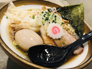 ソラノイロ ナゴヤ - 【スペシャル金のそば】1,200円
■甘みがある醤油ベースのスープ
■麺は、細めのストレート麺
■チャーシューは、鶏と豚の2種類
■ワンタンは、海老と豚の2種類