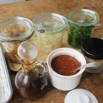 ブラウンオニオンカレーファクトリー - 卓上備品の様子①。