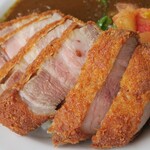 ブラウンオニオンカレーファクトリー - ・「ロースかつカレーB(¥1680)」の特選ロースアップ。