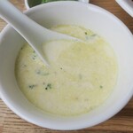 ブラウンオニオンカレーファクトリー - セットのミルクスープ。