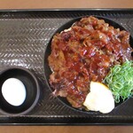 カルビ丼とスン豆腐専門店 韓丼 - 温玉カルビ丼 大盛り 890円 + 肉大盛り160円 ＝ 1,050 円（税込）。　　　　　2020.07.30