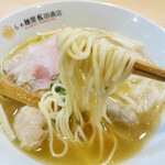 飯田商店 - わんたん入りにぼしらぁ麺 1050円