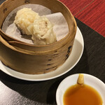 AKA - 特製焼売と海老焼売
      辛子醤油で