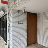 ライラ - 外観。フランス国旗が目印