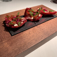 ライラ - ビーツチップに、サワークリーム・セミドライトマト・コッパ(生ﾊﾑ)を乗せて