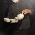 AKA - ジャスミン茶を注いでくれるお兄さん
      