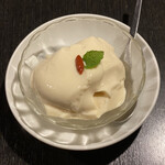 AKA - なめらか杏仁豆腐