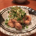 交番通り 四十 - 鶏がら揚げ、ニラ、ミョウガ、ネギ掛け