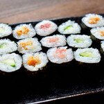 味処　八右衛門 - 〆の巻きずしが人気です。