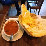 インドダイニング ドルガ - チキンとナスのカレーをナンで