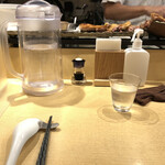 饗 くろ喜 - 仕切りの付いたカウンター