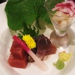 うたゆの宿箱根 - 前菜：鮪と鰹の刺身と、海老と帆立の南蛮漬け