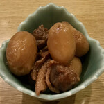 居酒屋勢人 - お通し(ジャガイモと親鶏の煮物)