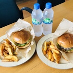 ドロール ダイナー - 左側モッツァレラ、右側ブルーチーズ