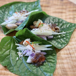 酒とタイ料理 ピッサヌローク - 胡椒の葉の前菜（ミャンカム）