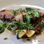 酒とタイ料理 ピッサヌローク - 舌平目のハーブ炒め（ラードプリック）