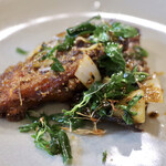 酒とタイ料理 ピッサヌローク - 舌平目のハーブ炒め（ラードプリック）