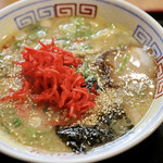 豚骨ラーメン まるあい食堂 - 紅生姜とすりごまをトッピング