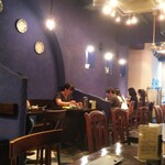 ダバ インディア - 蒼い壁が涼しげな店内