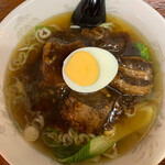 134056151 - 角煮に付いた甘ダレがふと化学的な部分も感じさせるスープに溶け出し、昭和とても良い感じ‥death。