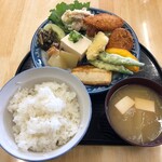 ひさご食堂 - 日替り定食(焼き魚・煮物・サラダ・フライ)