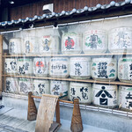 Fushimi Sakagura Kouji - 外にはズラリと並んだ酒樽が圧巻ですね☆〜（ゝ。∂）