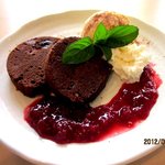 いまcafé - ドライフルーツ入りチョコレートケーキのシナモンアイス添え！(2012,06/09)