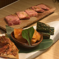 最飛びヒレ家 馬喰一代 名古屋EAST - キムチの盛り合わせ・極みの厚切りたん