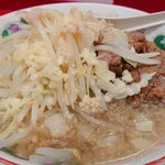 ラーメン二郎 - 小ブタ(880円)麺少なめ、ニンニクヤサイアブラ。