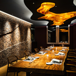 江別産の赤レンガが積まれたラグジュアリーな個室は大切な方へのお祝いの席に。