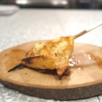 Yakitori Única - 個性的な串打ちの手羽先。上には塩レモン