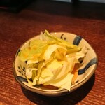 炭火焼鳥 どげん - お通しの生キャベツ