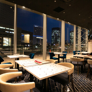 ゆったり寛げるソファ席、大切な方との会食に最適なプライベート個室もご用意☆