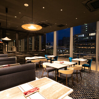 ゆったり寛げるソファ席。ご家族、ご友人、恋人と…