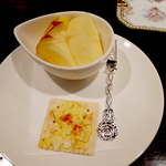 バー　アルシェ - お通しは生りんごと、玉子サラダを乗せたクラッカー