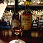 バー　アルシェ - カルバドスの飲み比べ「Pays d'Auge privilege」 複雑な熟成香がふわりと立ちのぼる