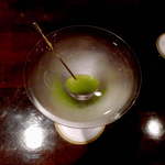 バー　アルシェ - 大粒のグリーンオリーブが静かに沈む