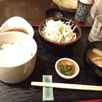 牛幸 本店 - ご飯、味噌汁、漬物、サラダ、タレ