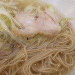 麺屋 蓮々 - 麺は切刃番手 30番。極細麺です。チャーシューは鶏もも肉。