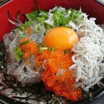 魚匠 鈴栄 - 釜揚げ・生しらすハーフ丼の卵黄のせ