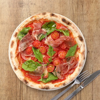 イタリア直輸入の窯で焼き上げるピッツァ