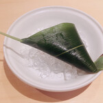 銀座 しのはら - 笹で巻いた葛饅頭