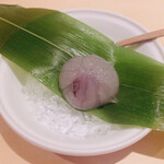 銀座 しのはら - 笹で巻いた葛饅頭