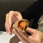 レフェルヴェソンス - 鮎をどんぐりのクレープで巻き、山椒オイル、紅芋ビネガーと梅のソースでいただきます♪